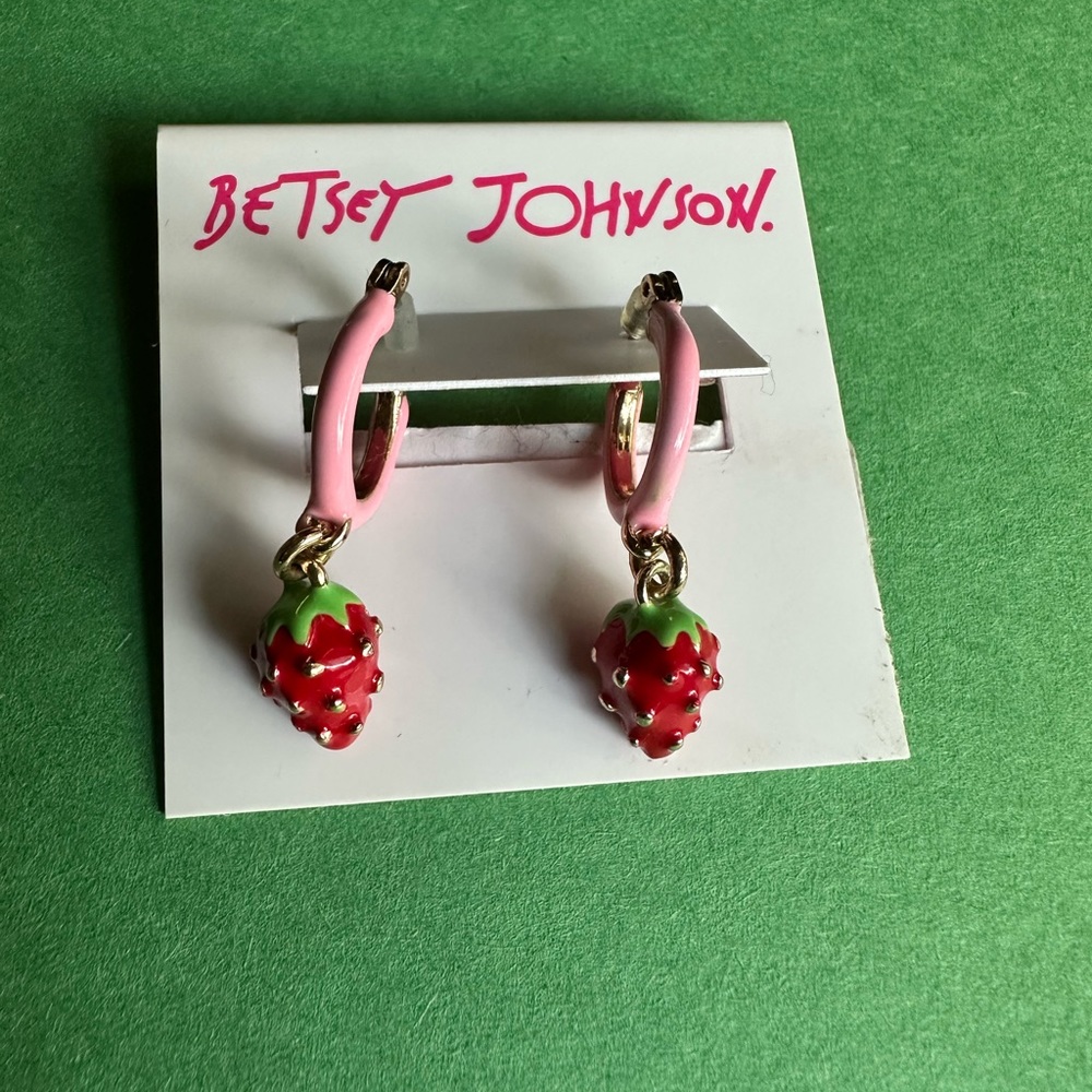 🍓NWT🍓 Betsey Johnson Strawberry Drop Earrings